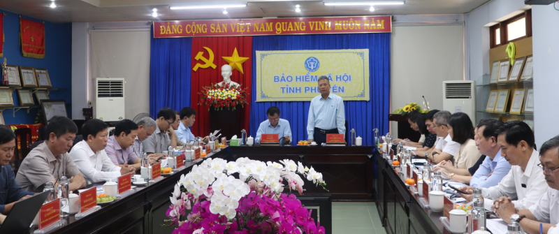 Phó Tổng Giám đốc BHXH Trần Đình Liệu làm việc tại BHXH tỉnh Phú Yên