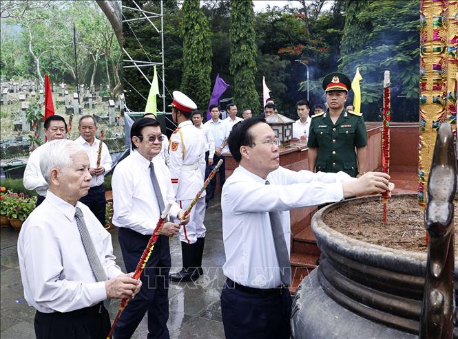Chủ tịch nước dâng hương tưởng niệm các anh hùng liệt sĩ tại Côn Đảo