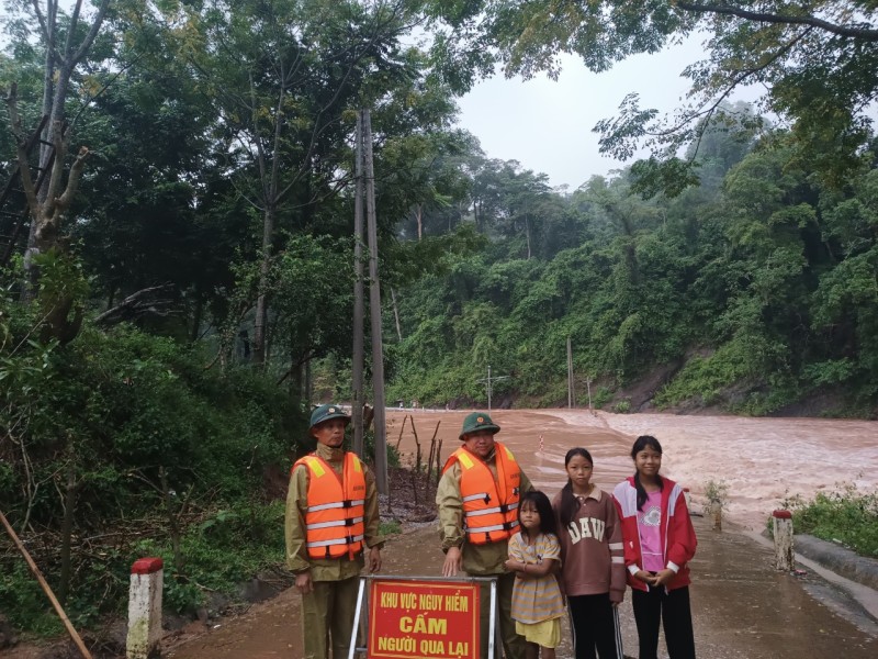 Quảng Bình: Mưa lớn gây chia cắt nhiều tuyến đường khu vực biên giới
