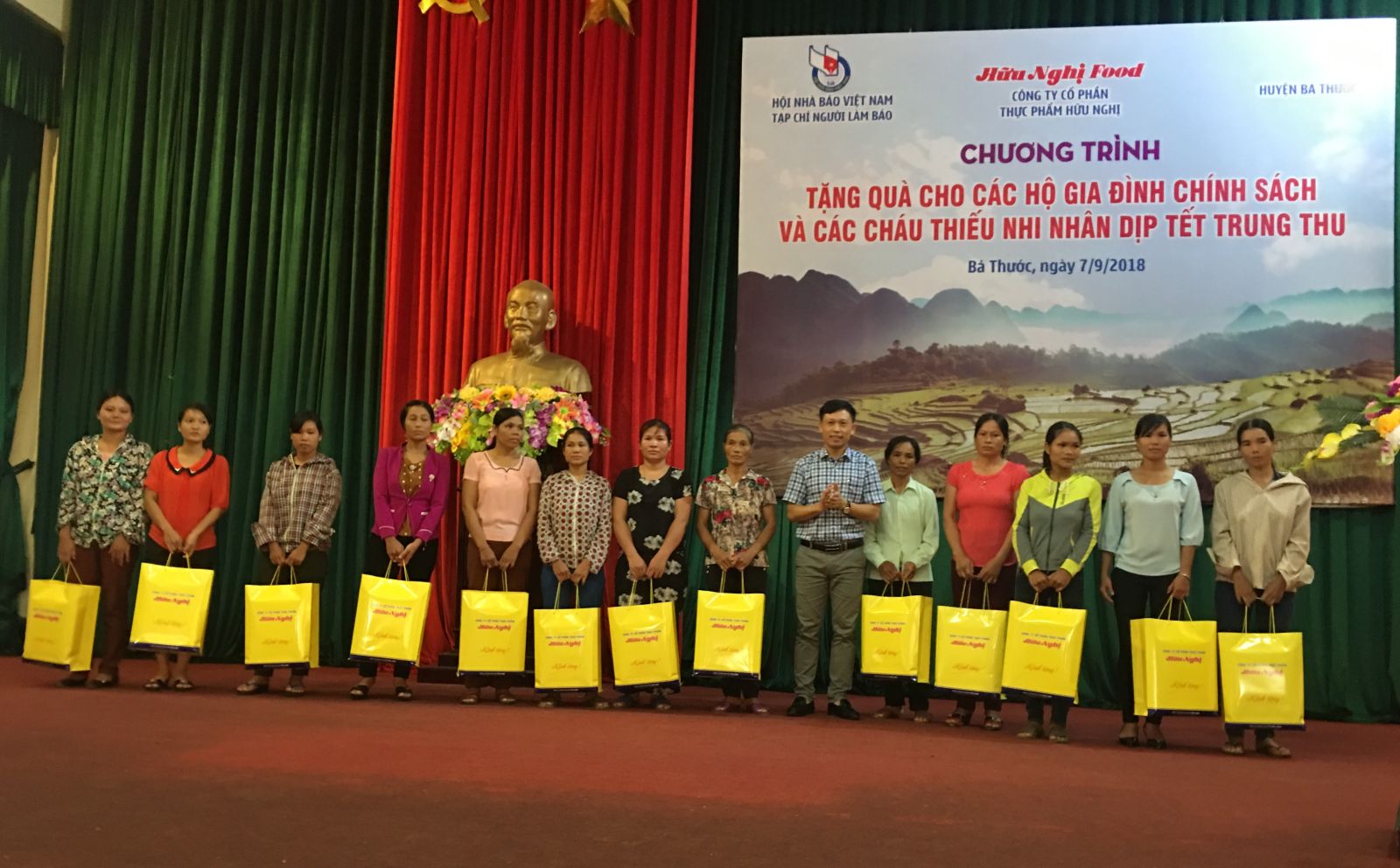 Trao quà từ thiện tại huyện Bá Thước - Thanh Hoá