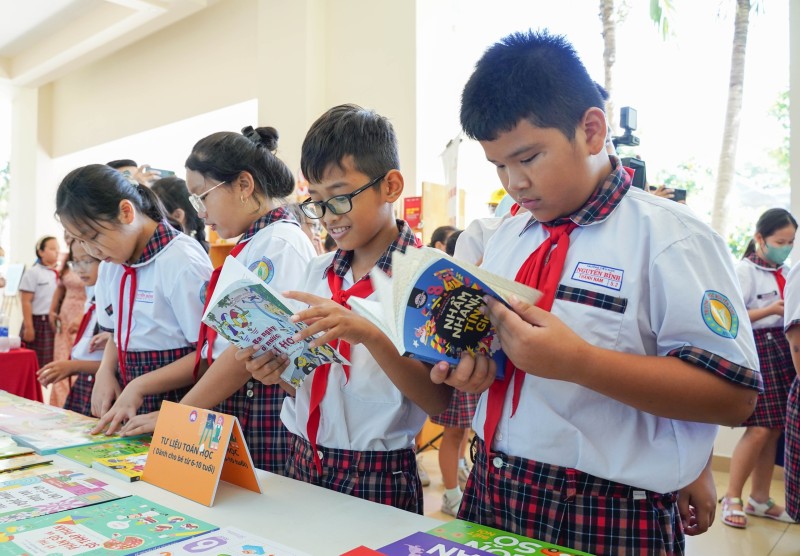 TPHCM: Trao tặng hơn 12.000 quyển sách cho huyện Nhà Bè