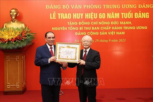 Trao Huy hiệu 60 năm tuổi Đảng tặng nguyên Tổng Bí thư Nông Đức Mạnh