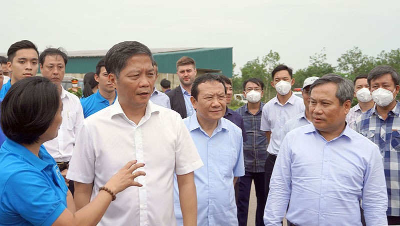 Trưởng Ban Kinh tế Trung ương làm việc với các doanh nghiệp ở Quảng Bình