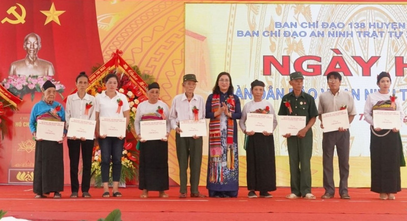 Đồng chí Đinh Thị Mai, Phó Trưởng Ban Tuyên giáo Trung ương tham dự Ngày hội "Toàn dân bảo vệ an ninh Tổ quốc" tại Thanh Hóa