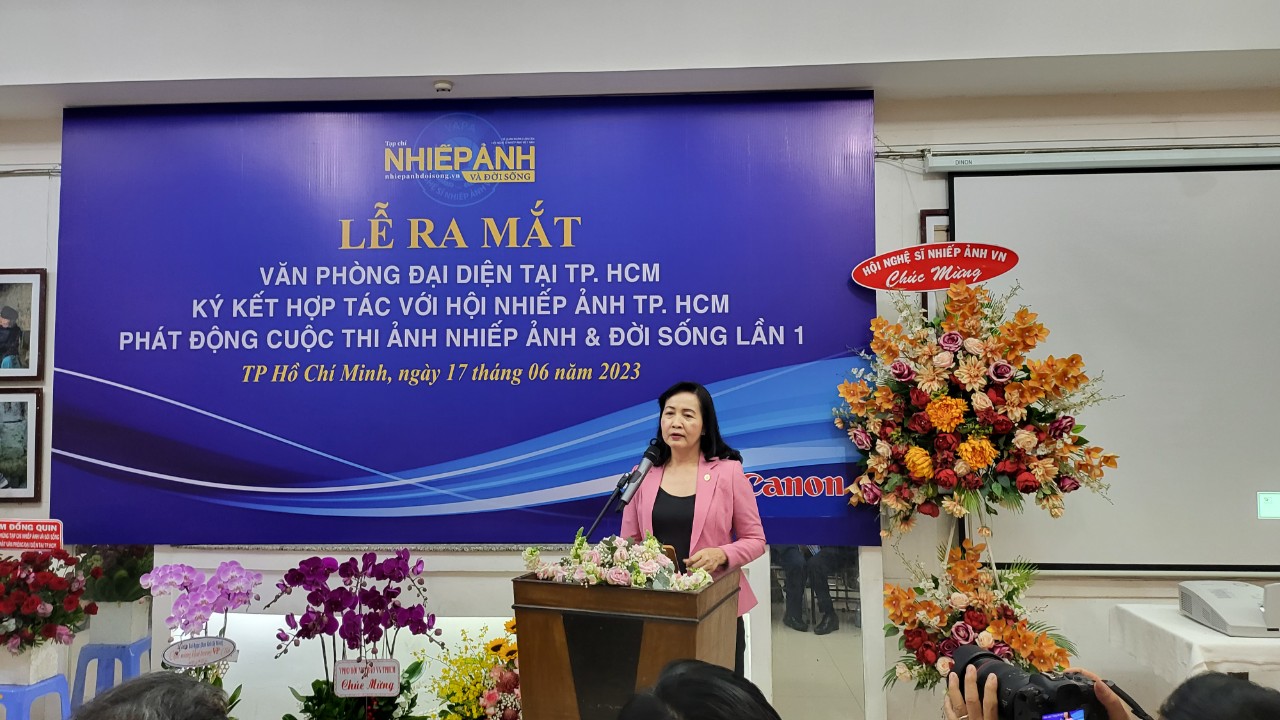 Đồng chí Trần Thị Thu Đông, Phó Chủ tịch Liên hiệp các Hội Văn học Nghệ thuật Việt Nam, Chủ tịch Hội Nghệ sĩ Nhiếp ảnh Việt Nam phát biểu tại buổi lễ_Ảnh: PV. 