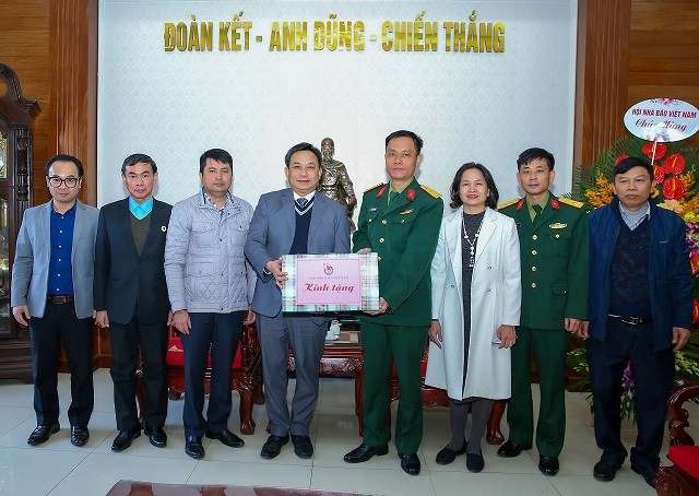 Đoàn công tác Hội Nhà báo Việt Nam thăm, chúc mừng Sư đoàn 312