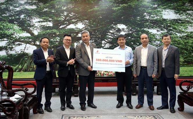 Báo Nhân Dân trao hỗ trợ xây nhà đại đoàn kết và quà Tết tại Tuyên Quang