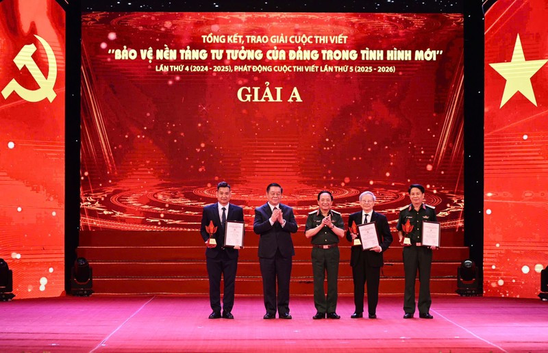 Trao giải cuộc thi viết “Bảo vệ nền tảng tư tưởng của Đảng trong tình hình mới” lần thứ tư