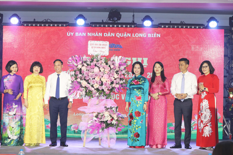 Quận Long Biên vinh danh các tập thể, giáo viên, học sinh đạt thành tích cao