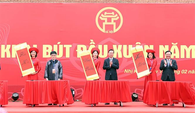 Chủ tịch nước khai bút đầu xuân tại Khu lưu niệm anh hùng dân tộc, danh nhân văn hoá Nguyễn Trãi