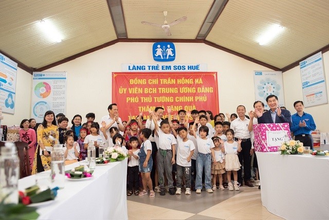 Doanh nhân Johnathan Hạnh Nguyễn tặng 1 tỷ đồng cho Quỹ Bảo trợ trẻ em Việt Nam