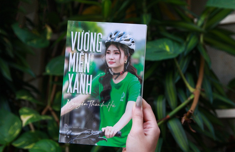 Hoa hậu môi trường thế giới Nguyễn Thanh Hà ra mắt tập sách "vương miện xanh"