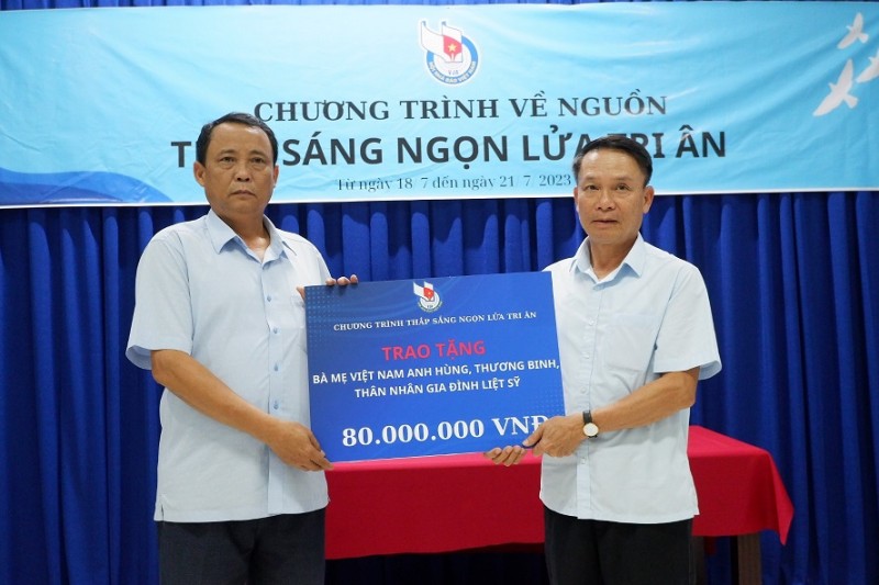 Hội Nhà báo Việt Nam trao 80 triệu đồng cho các đối tượng chính sách tại Quảng Bình