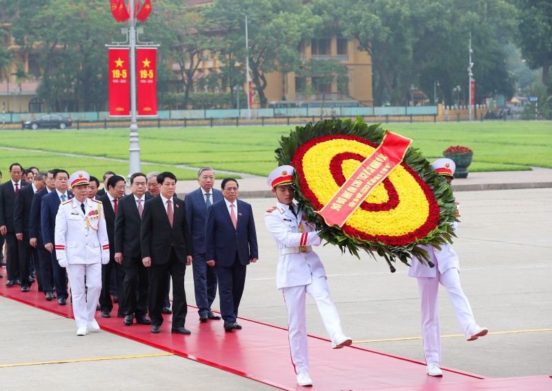 Lãnh đạo Đảng, Nhà nước và các đại biểu Quốc hội vào Lăng viếng Chủ tịch Hồ Chí Minh trước giờ khai mạc Kỳ họp thứ 7