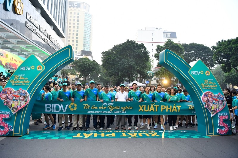 Hàng ngàn người hưởng ứng giải chạy "BIDV Run - Tết ấm cho người nghèo"