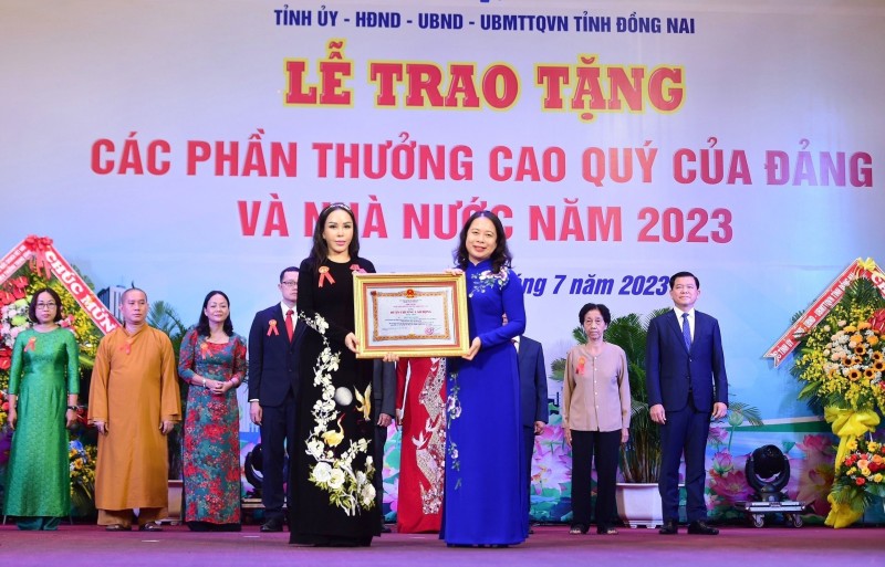 Phó Chủ tịch Tập đoàn KN Holdings Lê Nữ Thùy Dương được tặng thưởng Huân chương Lao động hạng Nhất