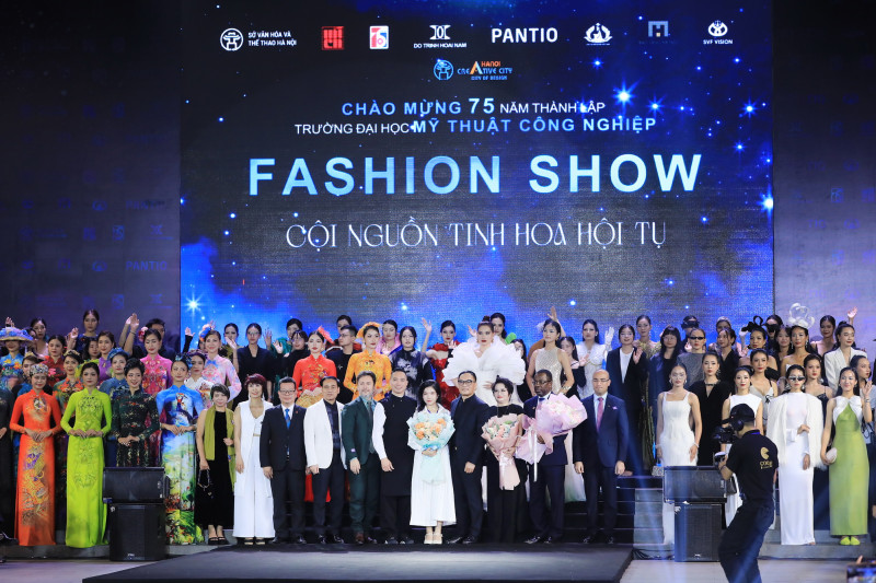 Fashion Show "Cội nguồn tinh hoa hội tụ": Sự giao thoa đầy sáng tạo kể câu chuyện thời trang Việt