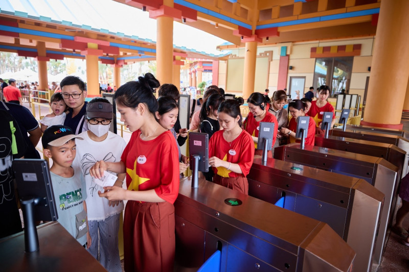Công viên nước Sun World Ha Nam sôi động ngày mở cửa với hàng nghìn lượt khách