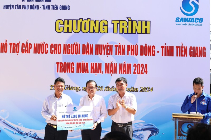 Tổng Công ty Cấp nước Sài Gòn hỗ trợ nước sạch cho bà con huyện Tân Phú Đông, tỉnh Tiền Giang