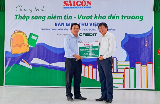 Báo Sài Gòn Giải Phóng tặng học bổng, bàn giao thư viện cho Trường THPT Đoàn Văn Tố