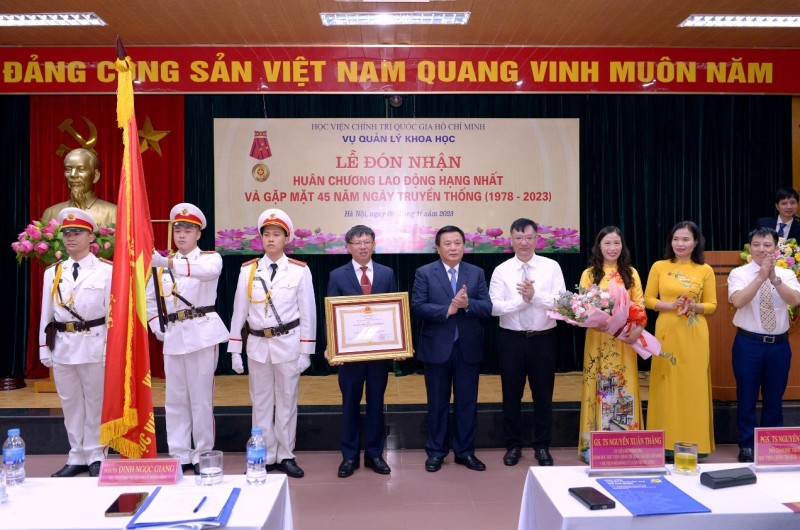 Vụ Quản lý khoa học đón nhận Huân chương Lao động hạng Nhất