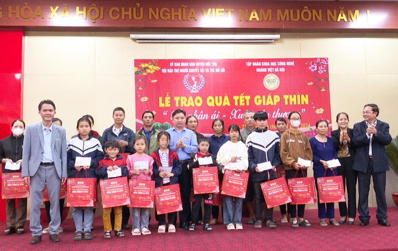 Tập đoàn Khoa học công nghệ Hoàng Việt tặng quà “Tết nhân ái - Xuân yêu thương”
