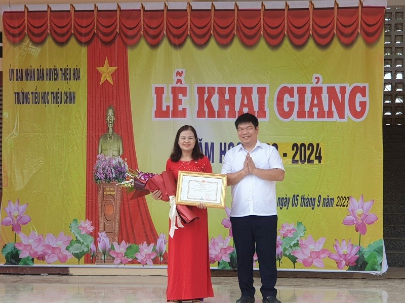 Thanh Hóa: BHXH huyện Thiệu Hóa trao “Giấy khen” cho các trường học thực hiện tốt chính sách BHYT học sinh