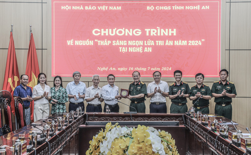 Hội nhà báo Việt Nam thăm và tặng quà Bộ Chỉ huy quân sự tỉnh Nghệ An