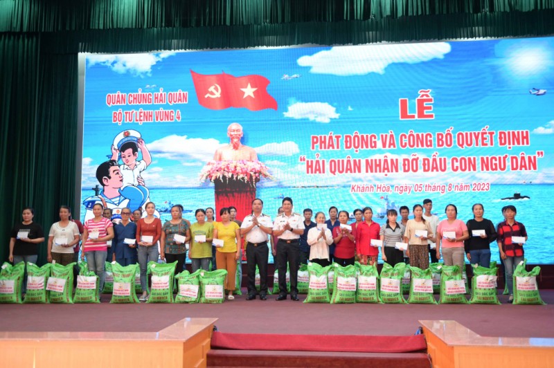 ‘Hải quân nhận đỡ đầu con ngư dân’ do Bộ Tư lệnh Vùng 4 Hải quân phát động