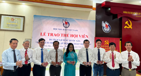 Lễ trao thẻ hội viên Hội Nhà báo Việt Nam tại Thái Nguyên