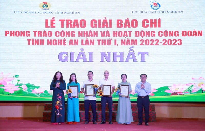 Trao giải báo chí về phong trào công nhân và hoạt động công đoàn tỉnh Nghệ An lần thứ nhất