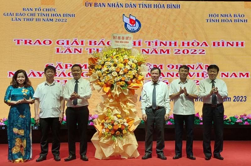 Gặp mặt kỷ niệm 98 năm Ngày Báo chí Cách mạng Việt Nam và trao giải báo chí tỉnh Hòa Bình lần thứ III
