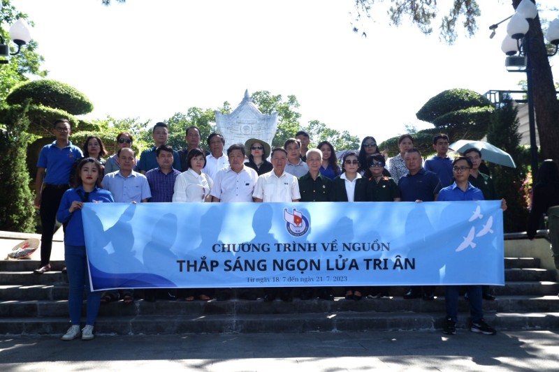 Hội Nhà báo Việt Nam dâng hương tại Nghĩa trang liệt sỹ quốc gia Trường Sơn