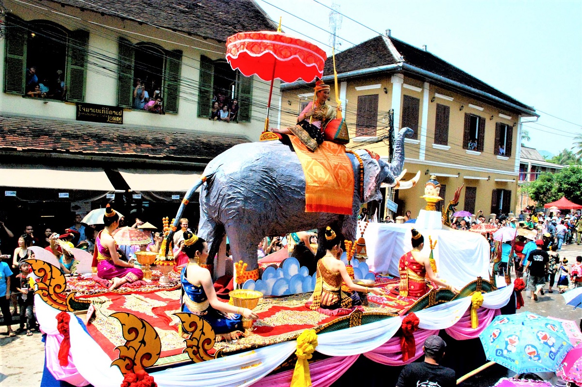 Phong tục Bunpimay Lào: Bạn đã từng nghe về phong tục Bunpimay Lào chưa? Đó là lễ hội truyền thống được tổ chức vào cuối tháng 4 hàng năm để chào đón năm mới của người Lào. Trong lễ hội này, người ta thường tắm rửa bằng nước hoa, đeo đồ trang điểm và cúng tế người lớn tuổi. Hãy xem hình ảnh để tìm hiểu thêm về phong tục độc đáo này của Lào.