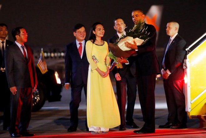 Tổng thống Mỹ Barack Obama đặt chân đến Việt Nam. (Nguồn: Reuters)