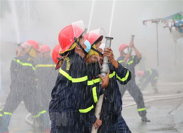 Lực lượng cảnh sát phòng cháy chữa cháy và cứu nạn cứu hộ tham gia các phương án diễn tập. Ảnh TTXVN