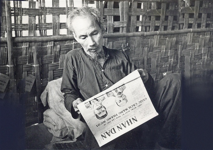 Chủ tịch Hồ Chí Minh đọc Báo Nhân Dân tại Chiến khu Việt Bắc. Ảnh: TL