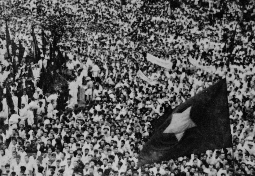 Hình ảnh Cách mạng Tháng Tám Những hình ảnh về Cách mạng Tháng Tám được ghi lại để truyền tải thông điệp về sự kiên cường, mạnh mẽ và quyết tâm của những người dân đã đấu tranh cho độc lập và sự nghiệp xây dựng đất nước. Hãy xem những bức ảnh này để tìm hiểu thêm về một trong những cột mốc lịch sử quan trọng nhất của Việt Nam.